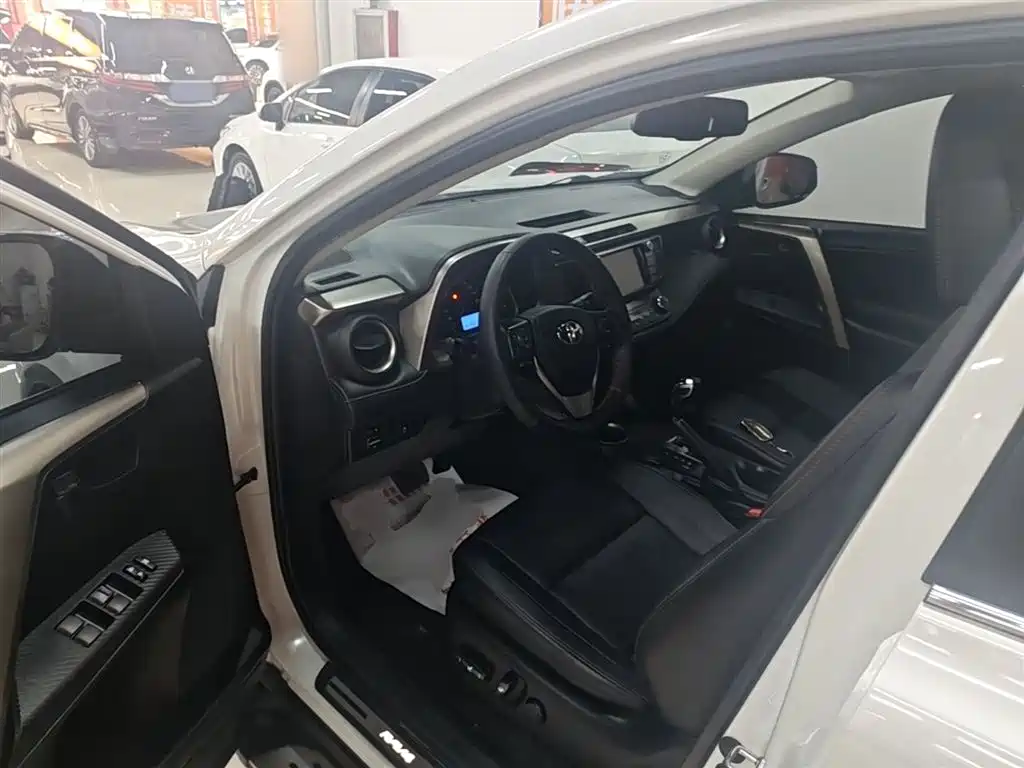 Toyota RAV4 2016 — фото 16