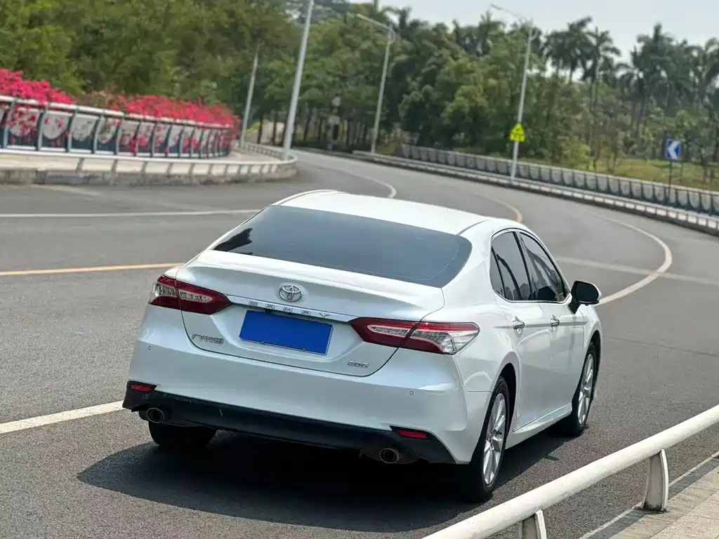 Toyota Camry 2021 — фото 6