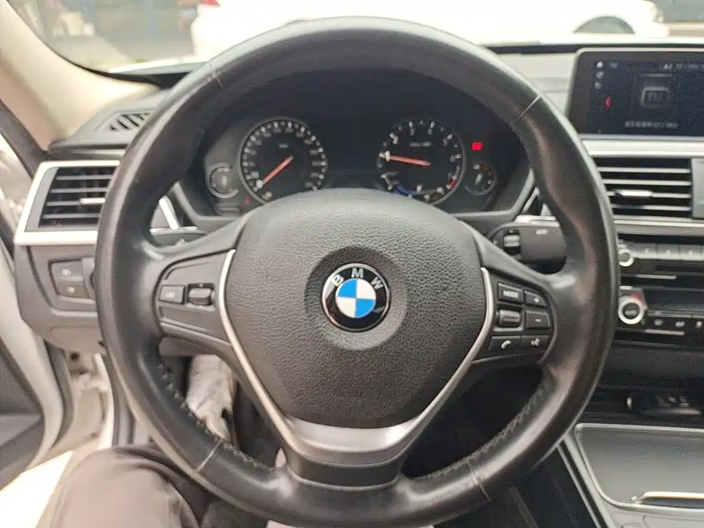 BMW 3 Series 2018 — фото 11