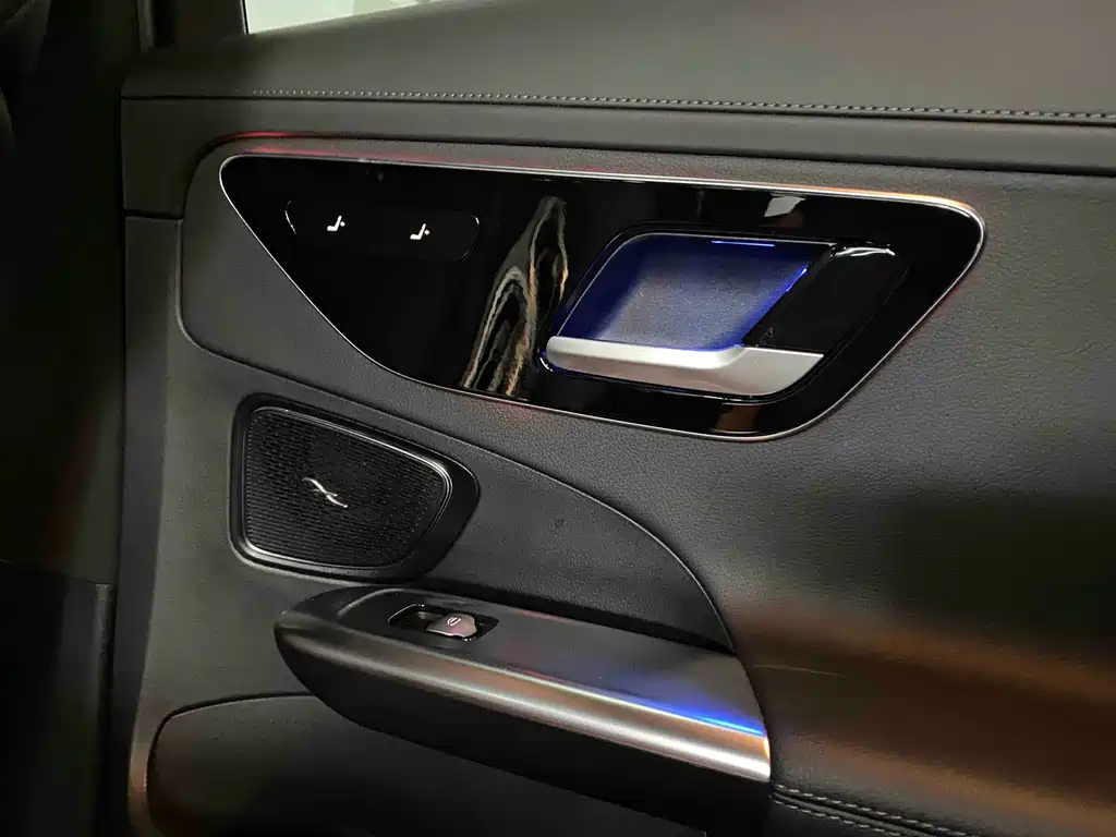 Mercedes-Benz C-Class 2024 — фото 16