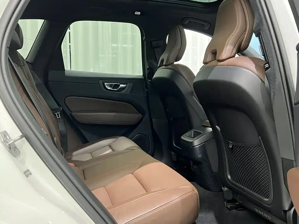 Volvo XC60 2021 — фото 9