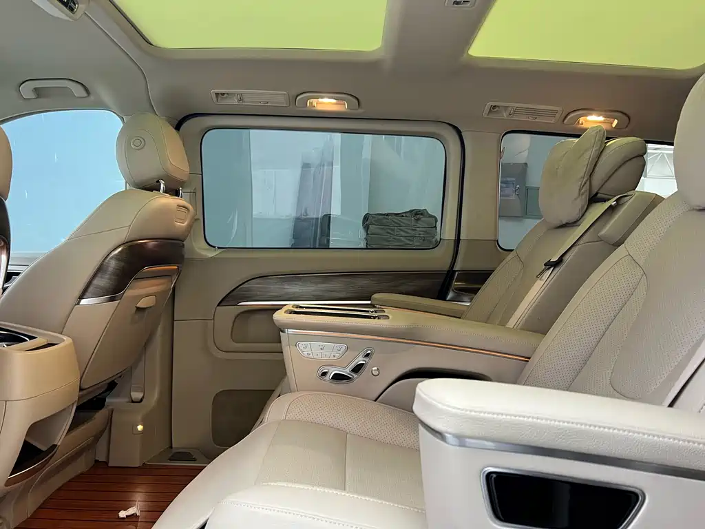 Mercedes-Benz V-Class 2023 — фото 10