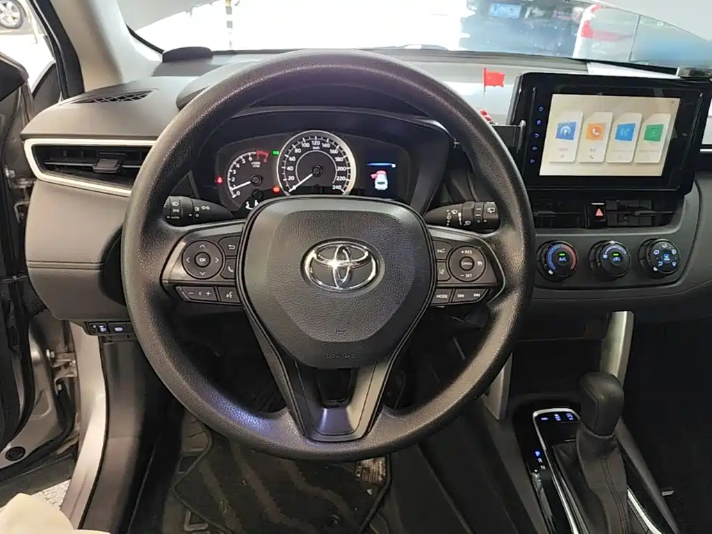 Toyota Corolla Cross 2022 — фото 11