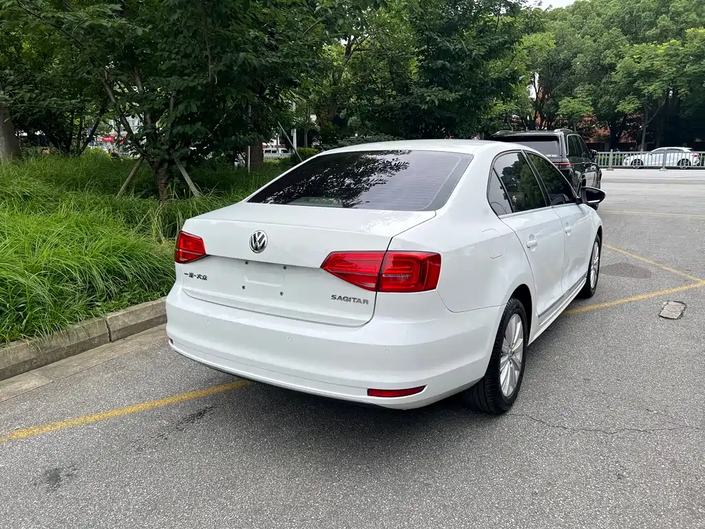 Volkswagen Sagitar 2015