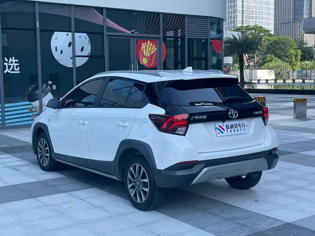 Toyota Yaris L 2022 — фото 9