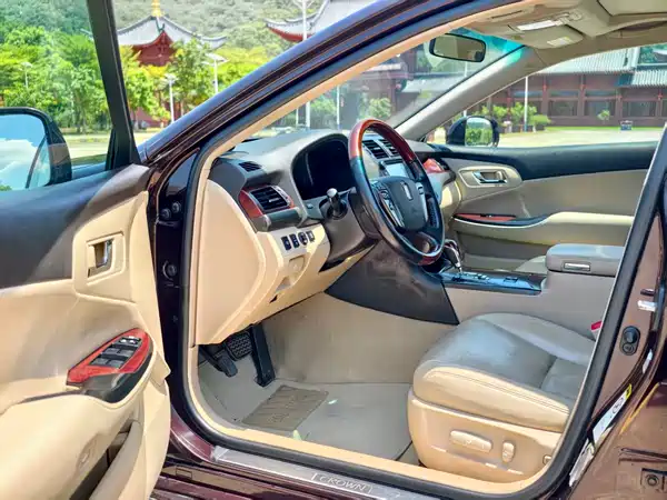 Toyota Crown 2012