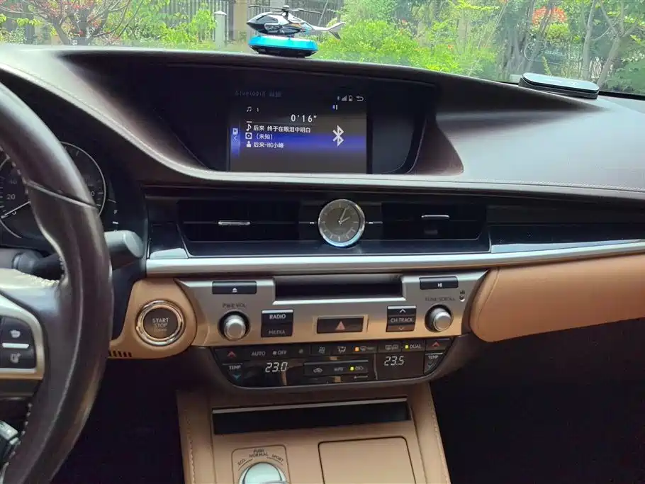 Lexus ES 2015 — фото 13