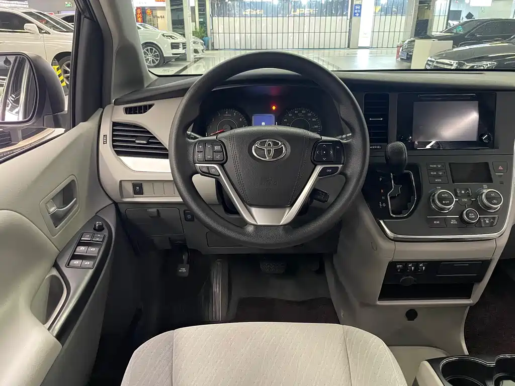 Toyota Sienna 2016 — фото 13