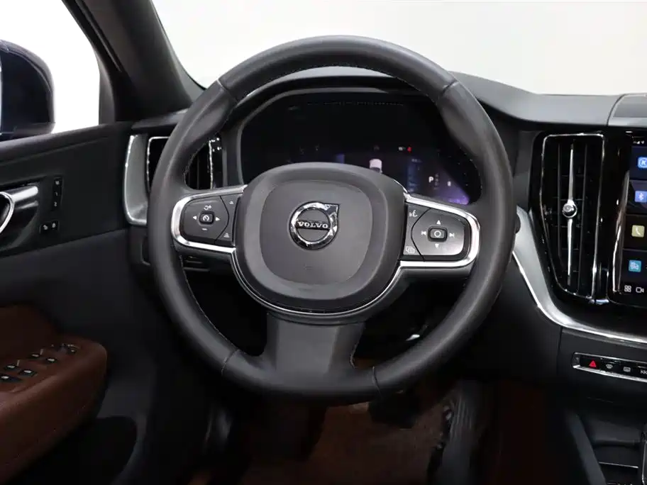 Volvo XC60 2022 — фото 13