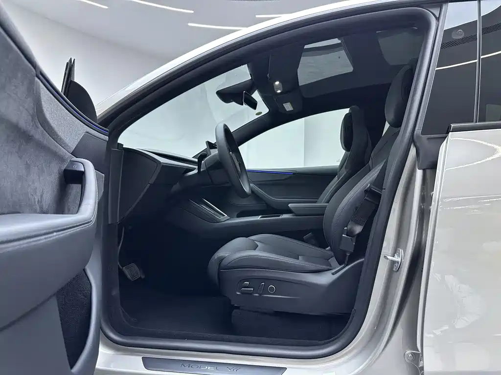 Tesla Model Y L 2026 — фото 15