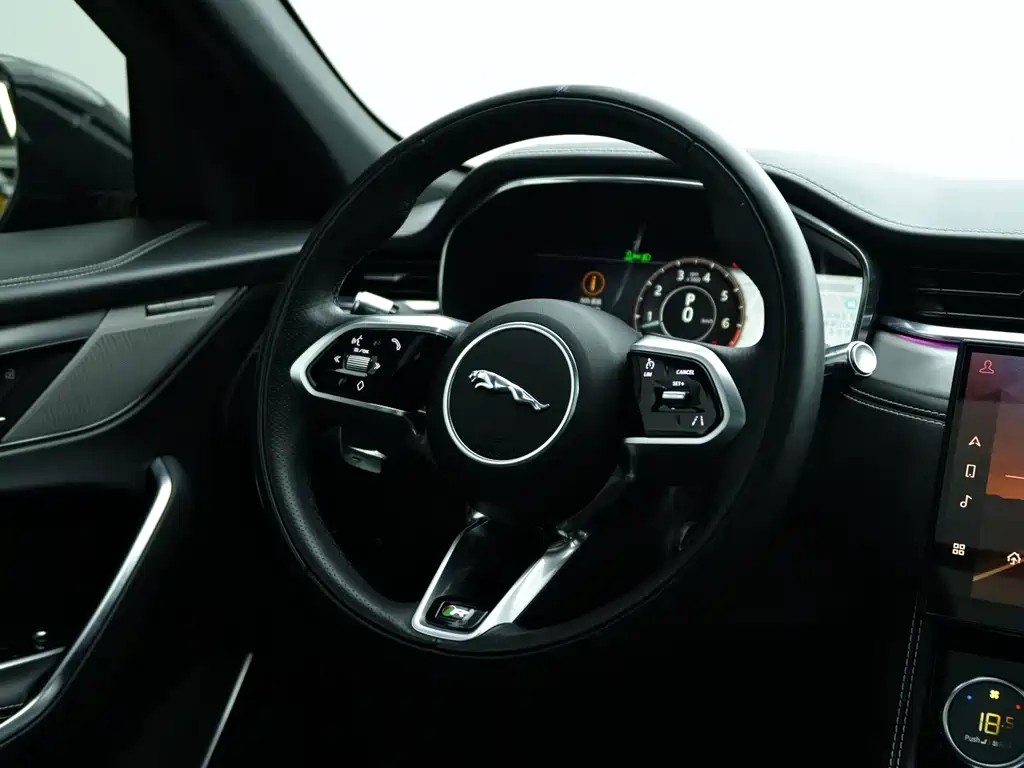 Jaguar F-PACE 2022 — фото 12