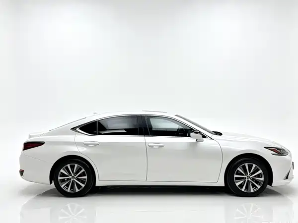 Lexus ES 2020