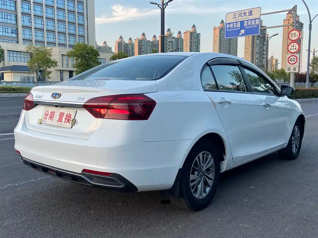 Geely Emgrand 2018 — фото 14
