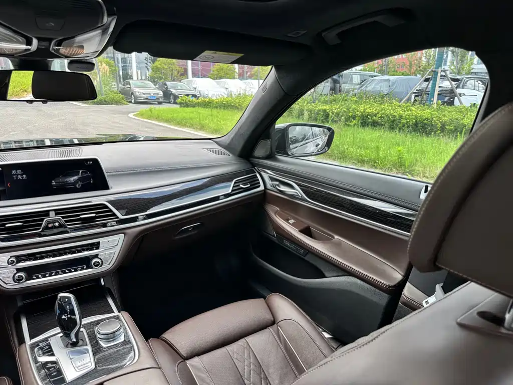 BMW 7 Series 2017 — фото 21