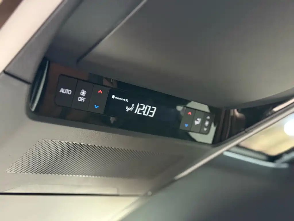 Toyota Alphard 2023 — фото 16
