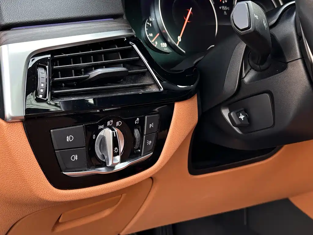 BMW 5 Series 2018 — фото 11