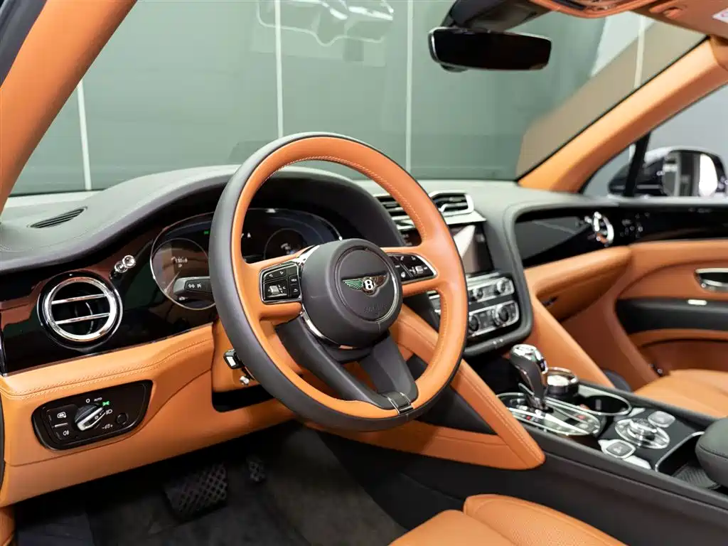 Bentley Bentayga 2023 — фото 10