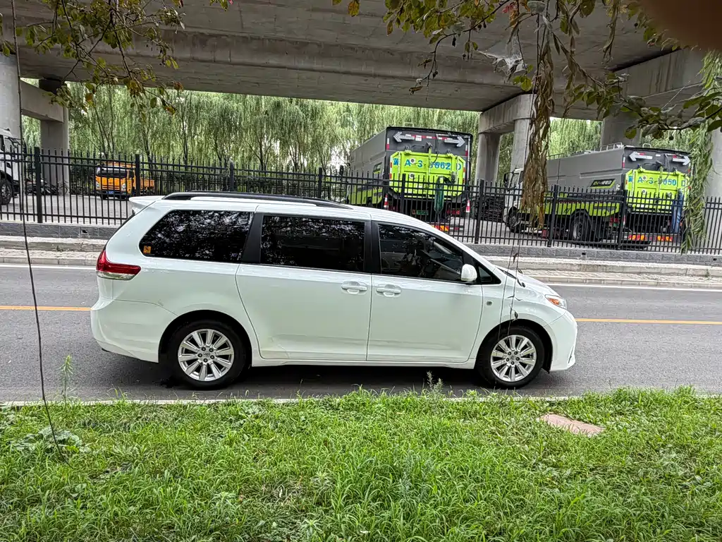 Toyota Sienna 2015 — фото 11