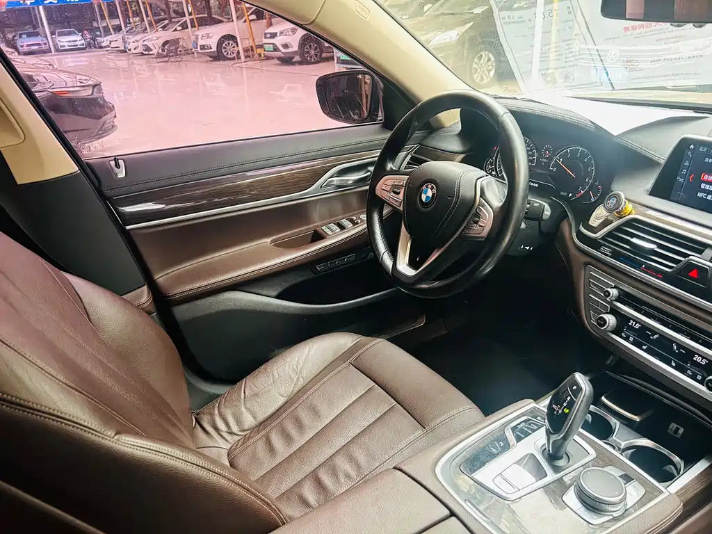 BMW 7 Series 2017 — фото 13