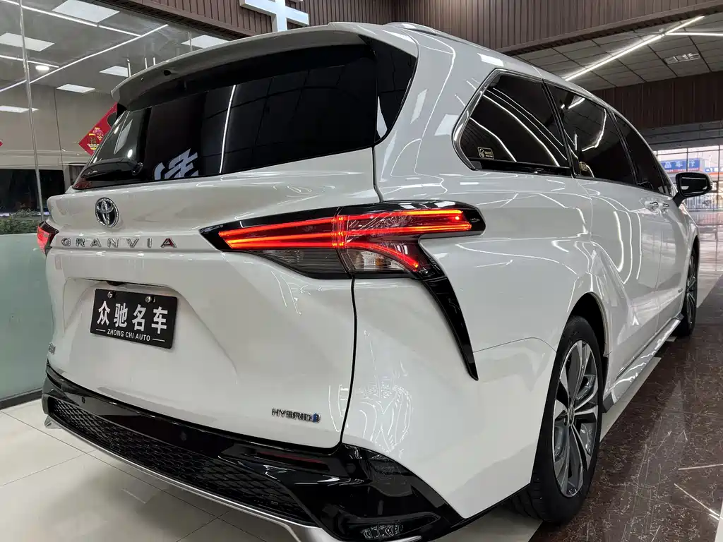 Toyota Granvia 2024 — фото 9