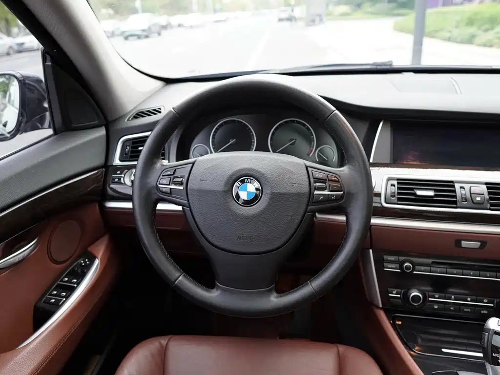 BMW 5 Series GT 2013 — фото 8