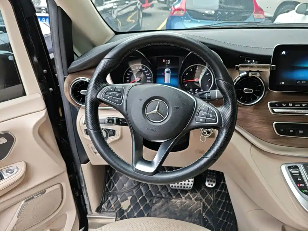 Mercedes-Benz V-Class 2021 — фото 11
