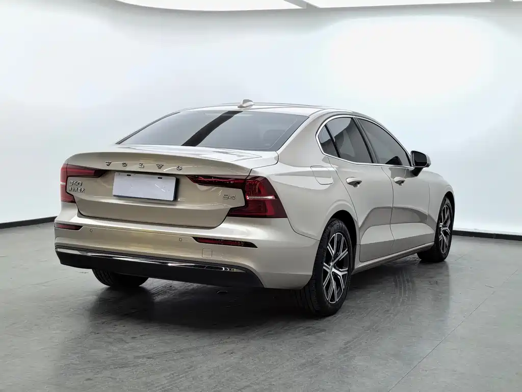 Volvo S60 2023 — фото 4