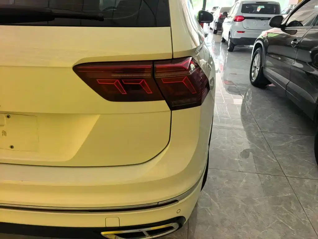 Volkswagen Tiguan L 2023 — фото 8