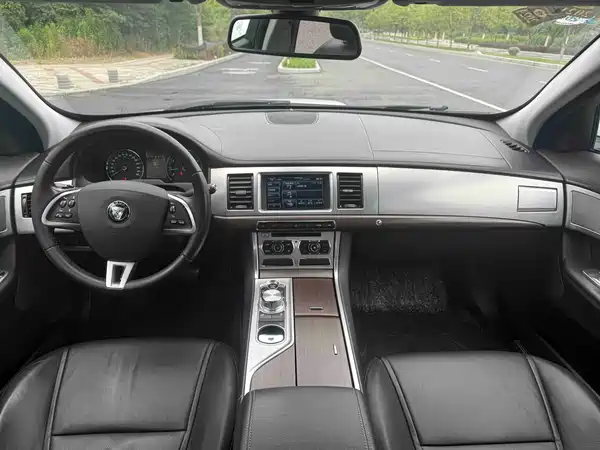 Jaguar XF 2015