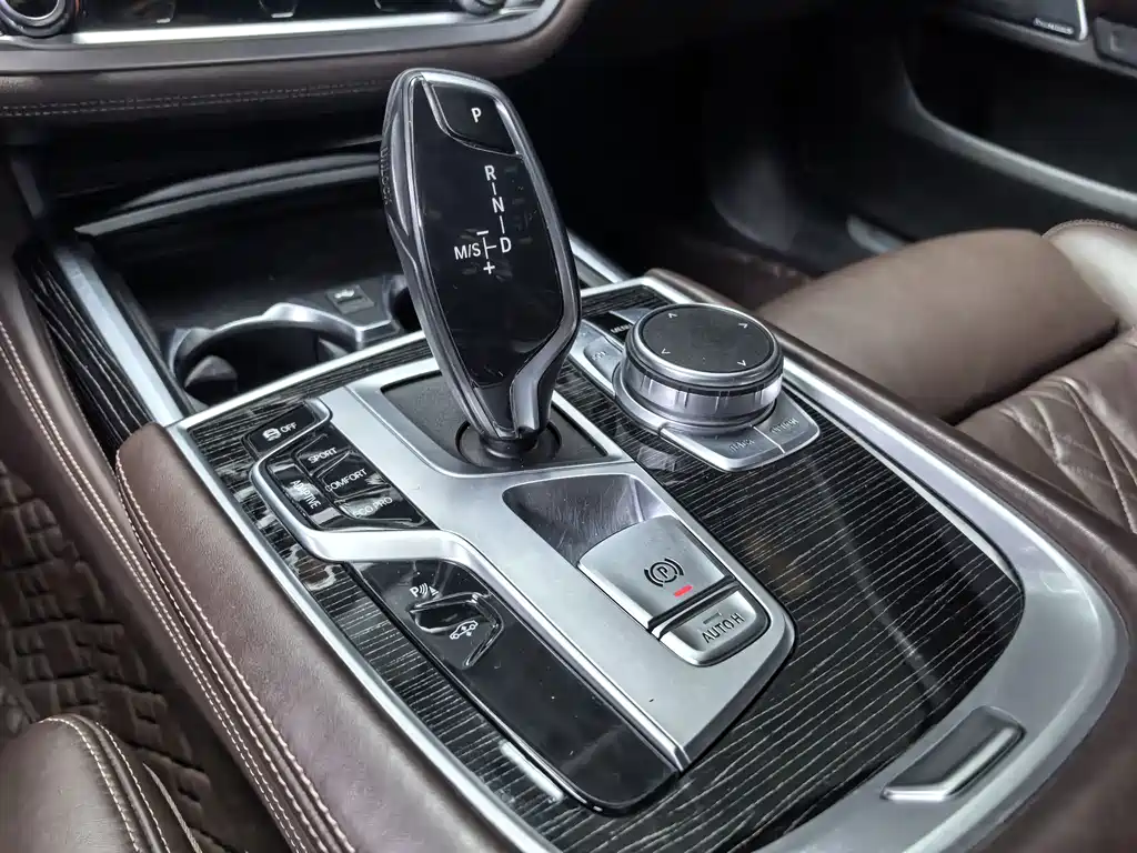 BMW 7 Series 2021 — фото 8
