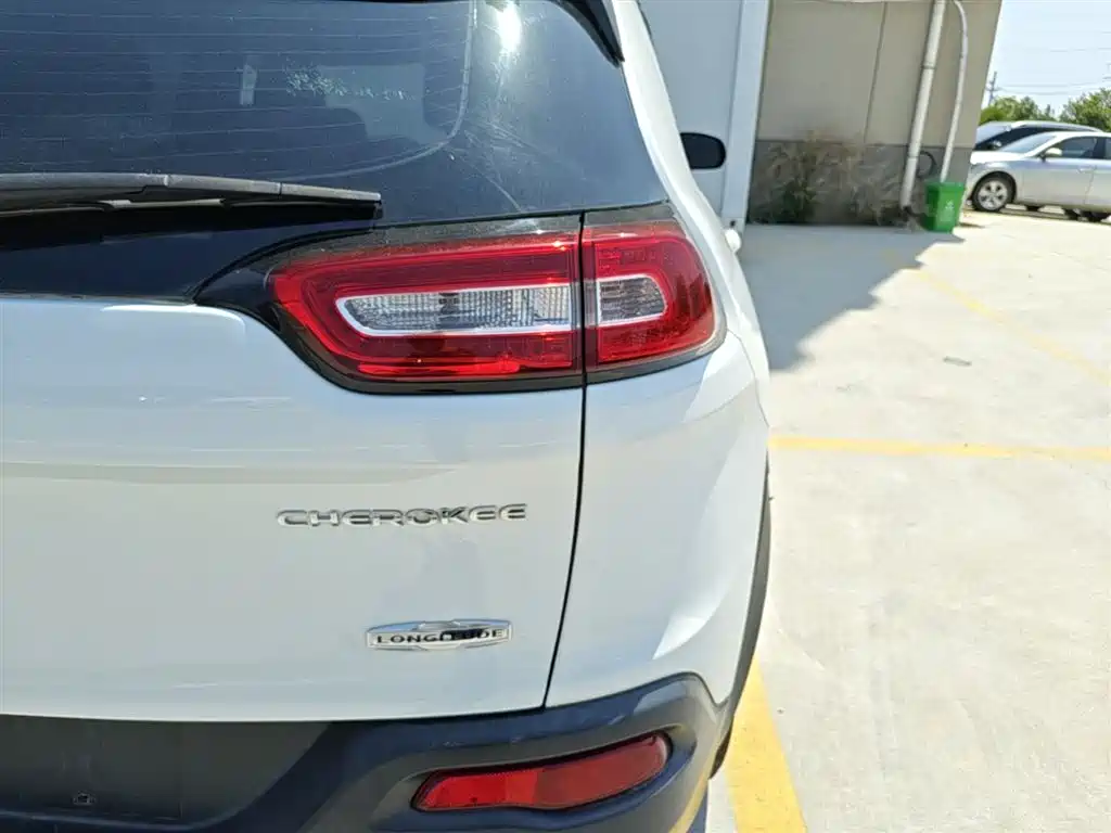 Jeep Cherokee 2016 — фото 8