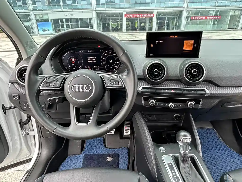 Audi Q2L E-Tron 2021 — фото 11