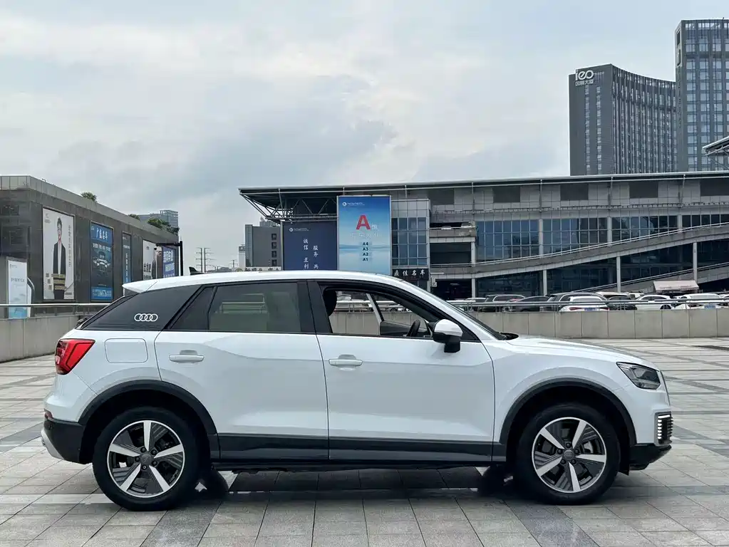 Audi Q2L E-Tron 2021 — фото 15