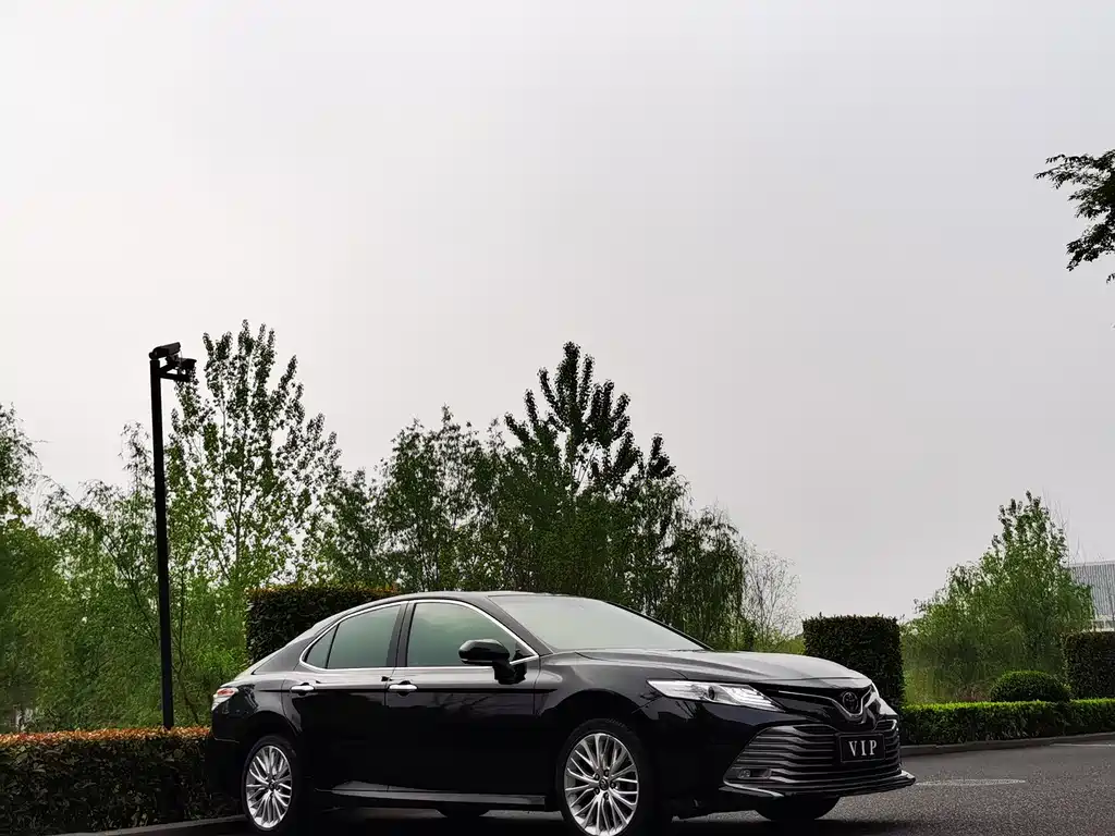 Toyota Camry 2019 — фото 2