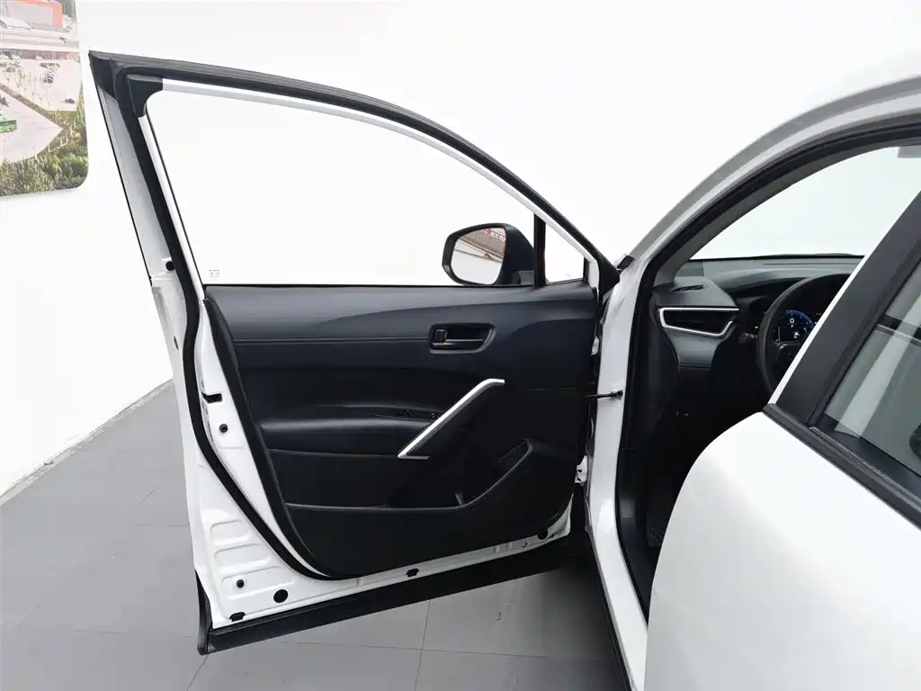 Toyota Corolla Cross 2023 — фото 8