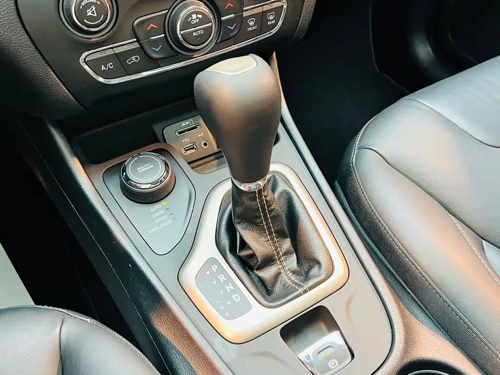 Jeep Cherokee 2016 — фото 19