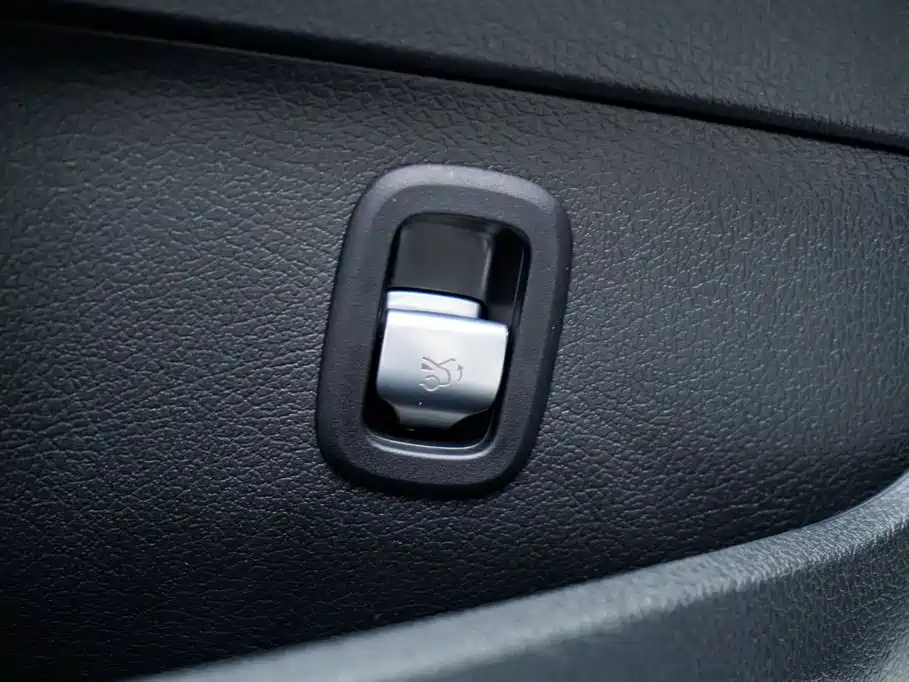 Mercedes-Benz C-Class 2023 — фото 17