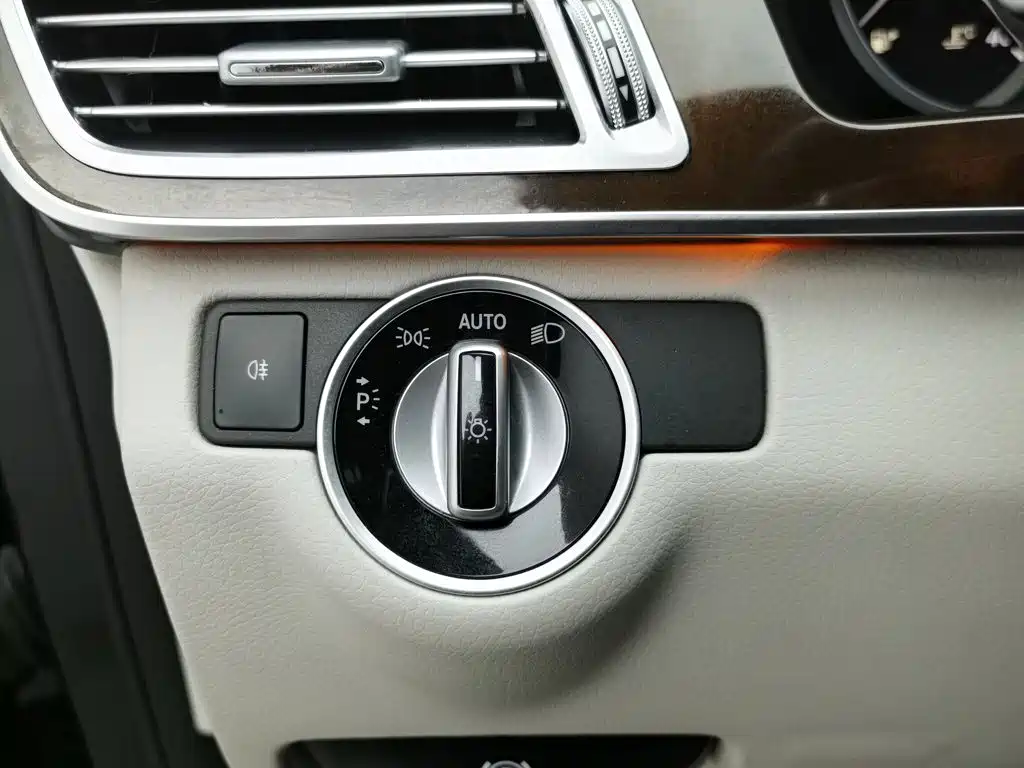 Mercedes-Benz E-Class 2015 — фото 21