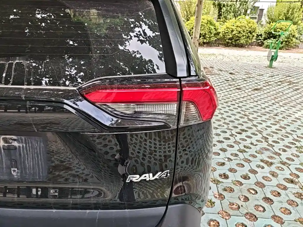 Toyota RAV4 2024 — фото 8