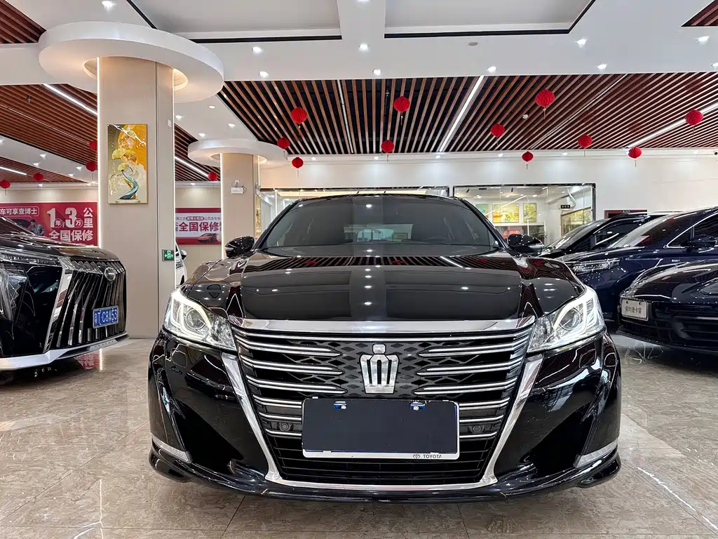 Toyota Crown 2017 — фото 2