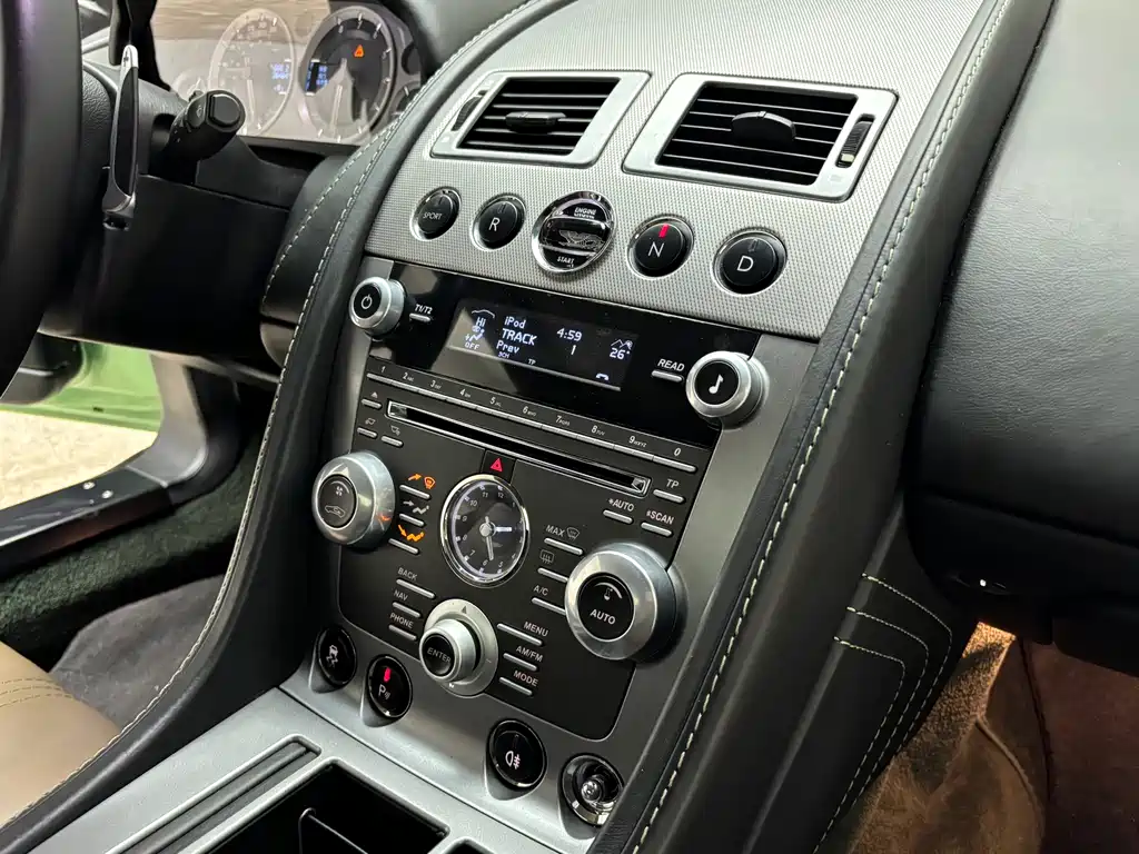 Aston Martin V8 Vantage 2014 — фото 15