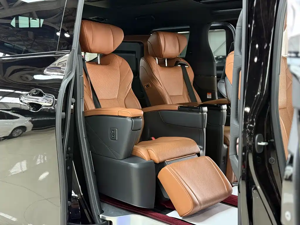 Toyota Alphard 2023 — фото 19