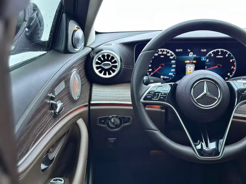 Mercedes-Benz E-Class 2022 — фото 17