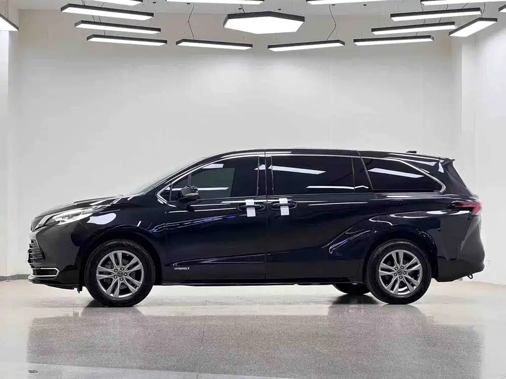 Toyota Sienna 2023 — фото 30