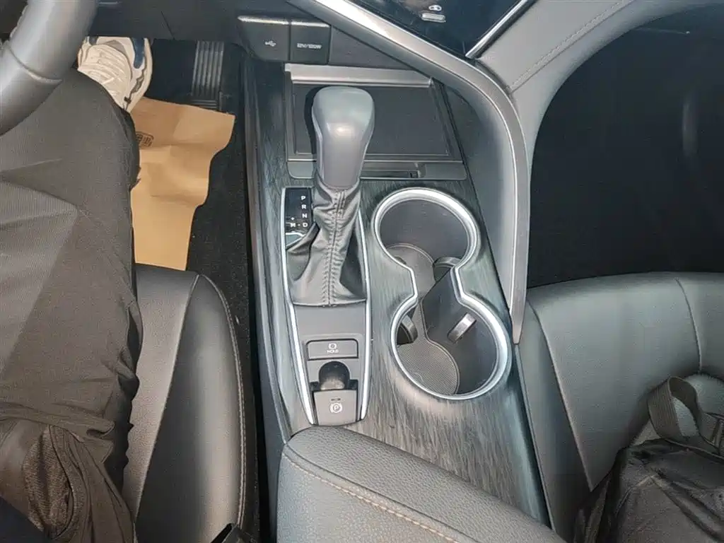 Toyota Camry 2023 — фото 14