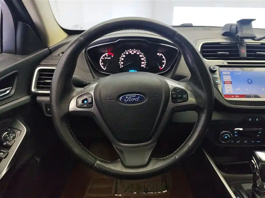 Ford Escort 2016 — фото 15
