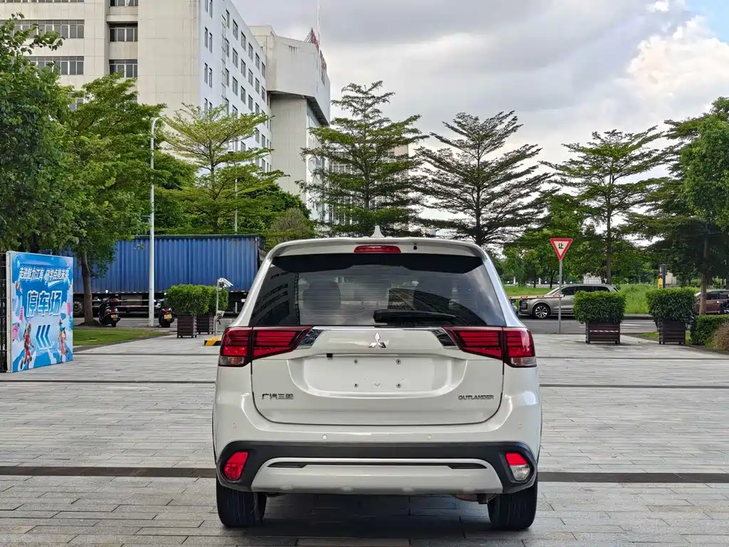Mitsubishi Outlander 2021 — фото 13
