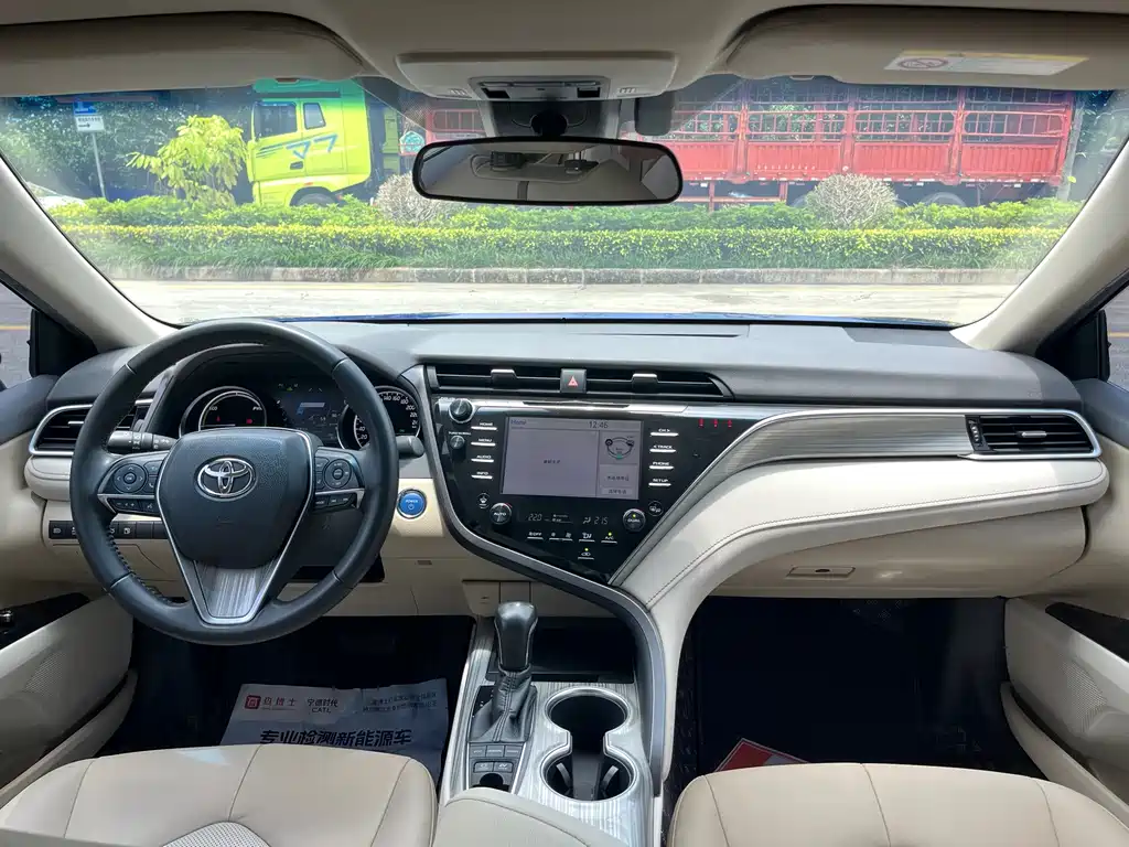 Toyota Camry 2018 — фото 16