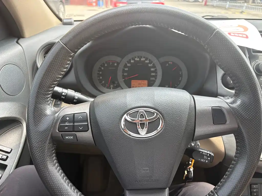 Toyota RAV4 2012 — фото 18