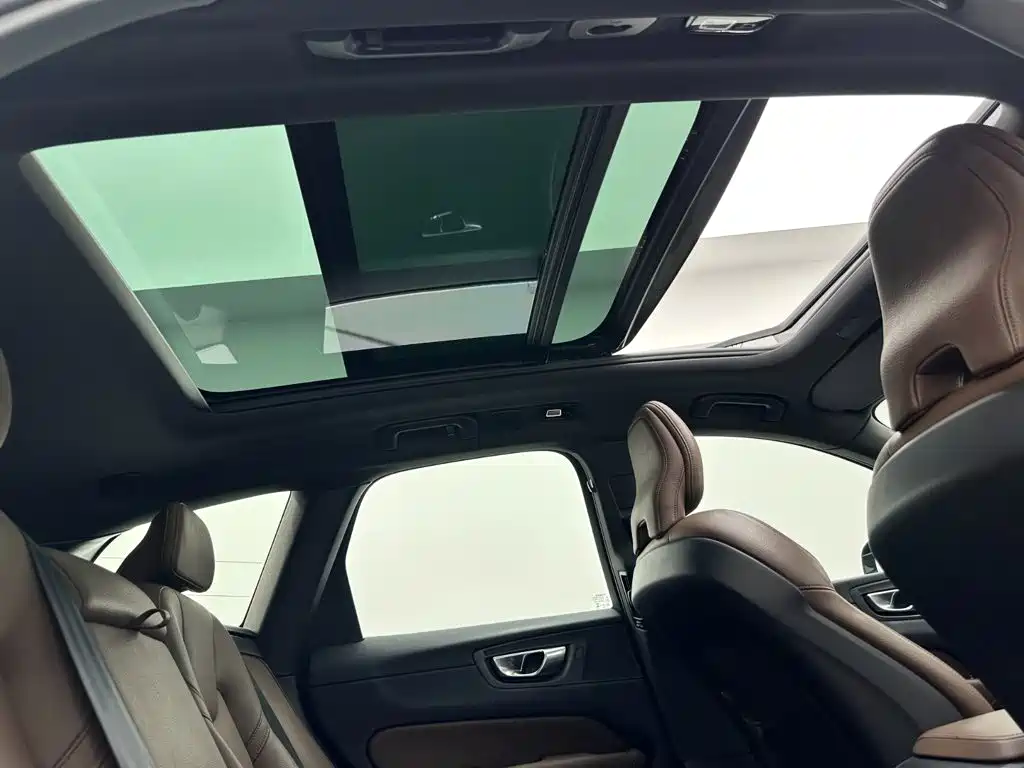 Volvo XC60 Plug-In Hybrid 2023 — фото 22